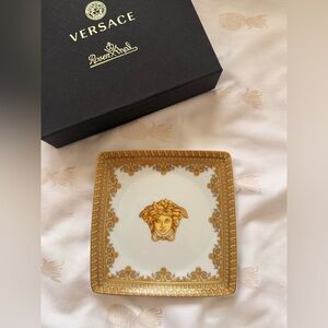 Versace Baroque Bianco Plate with Gold Accents
